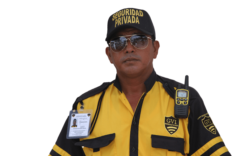 Vigilante de seguridad GVI Cancún con radio y uniforme